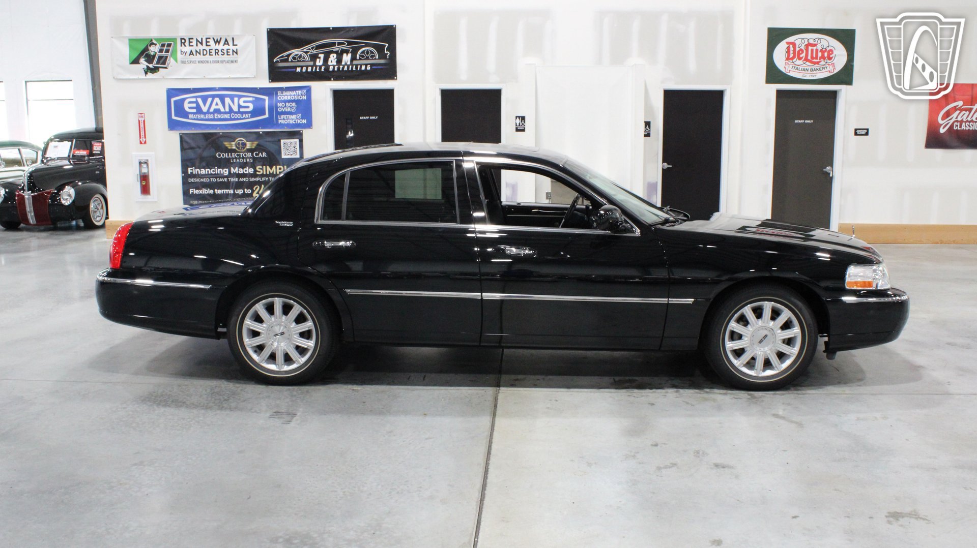Used 2006 Lincoln Town Car Signature Limited RWD image 17