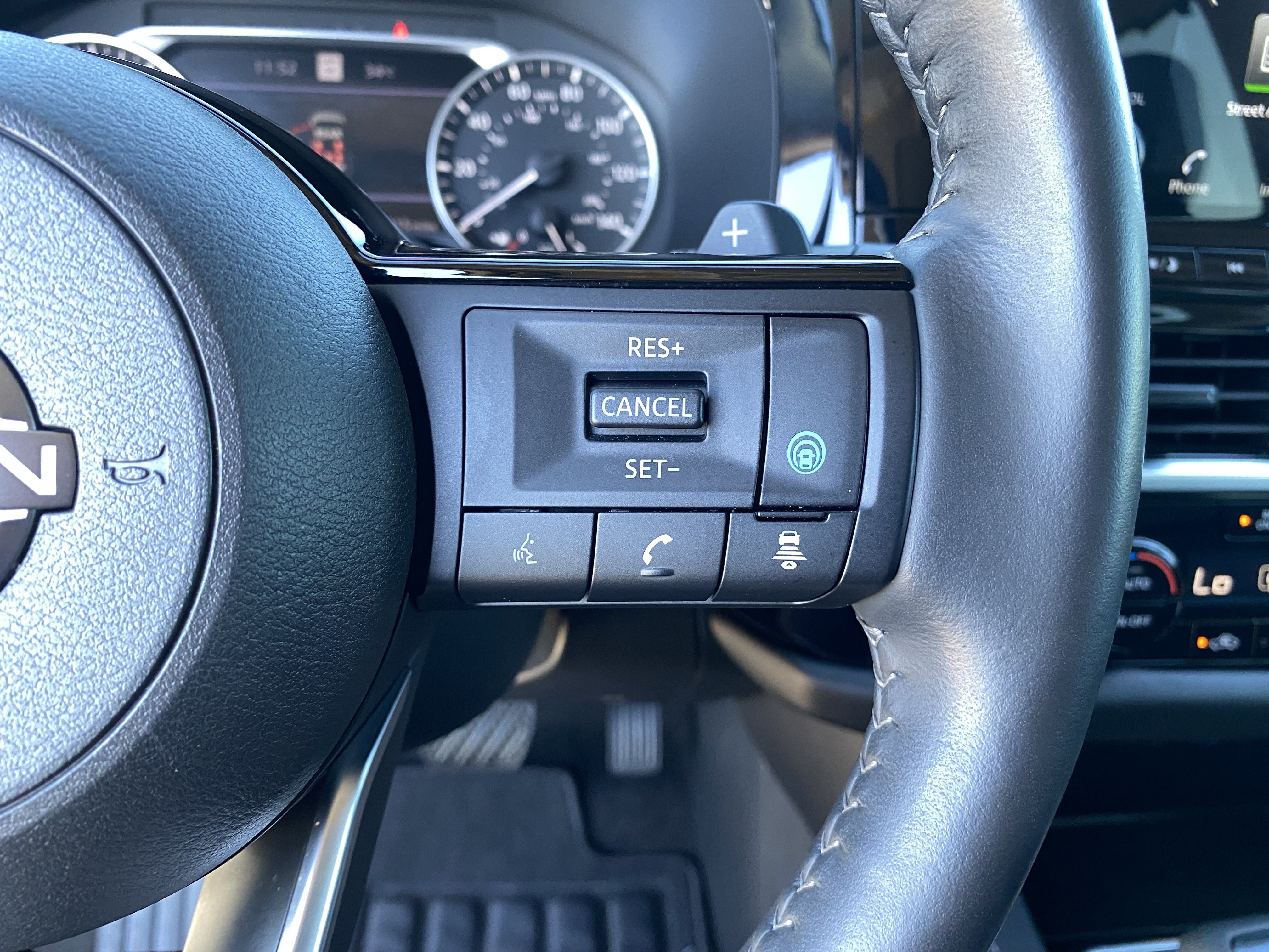 Used 2024 Nissan Pathfinder SL w/ SL Premium Package FWD image 32
