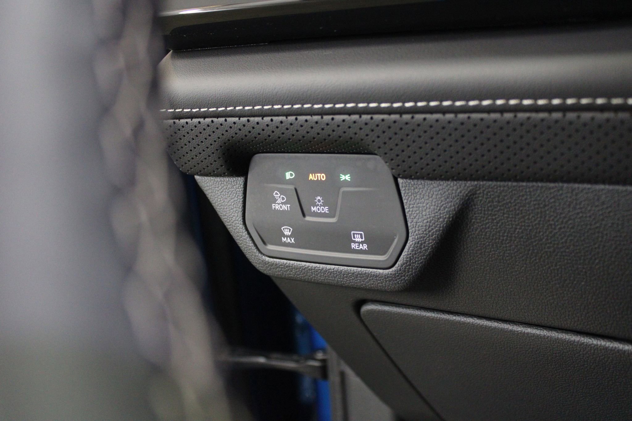 Used 2024 Volkswagen Atlas Cross Sport SE image 32