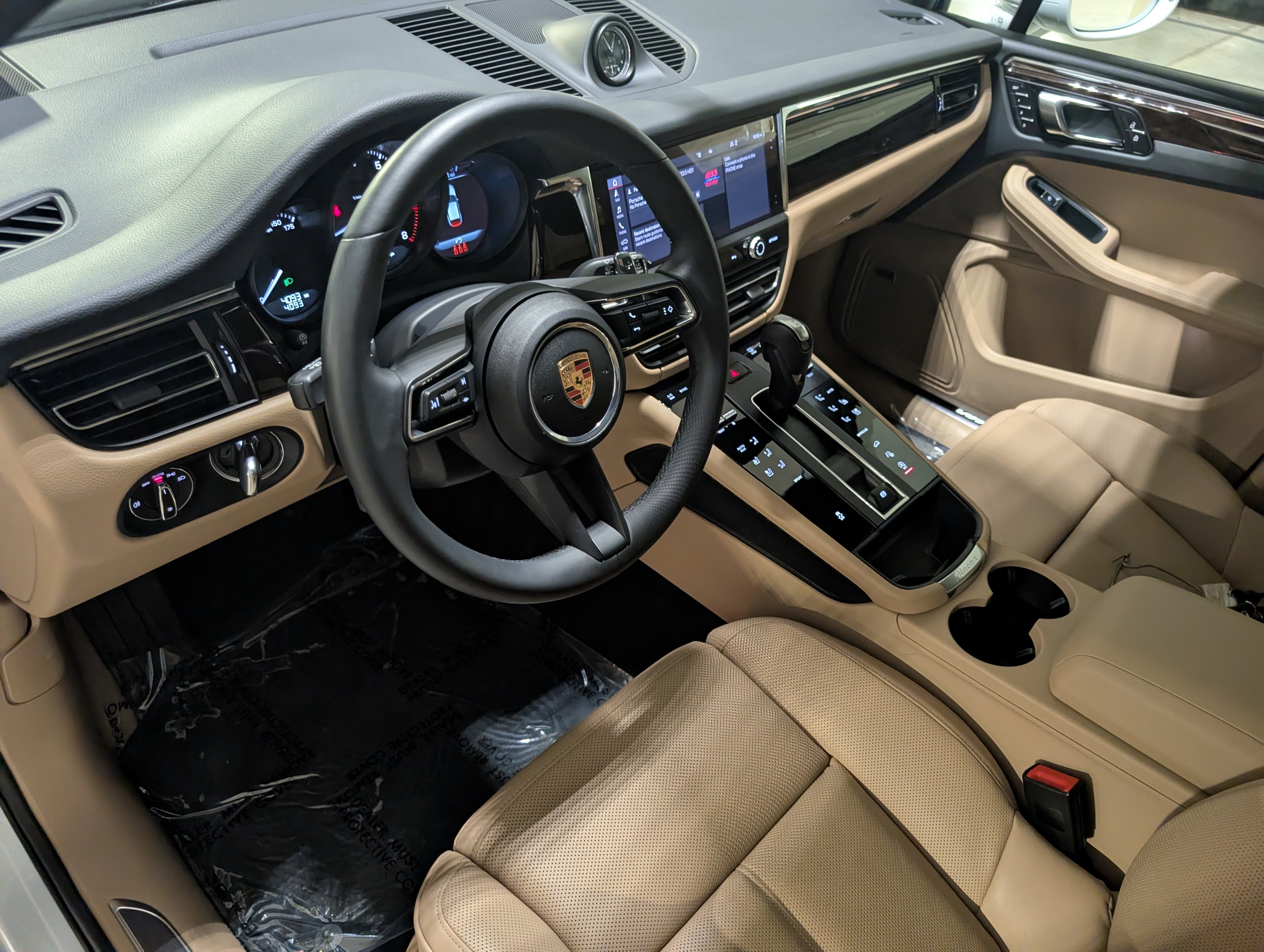 Certified 2025 Porsche Macan image 4