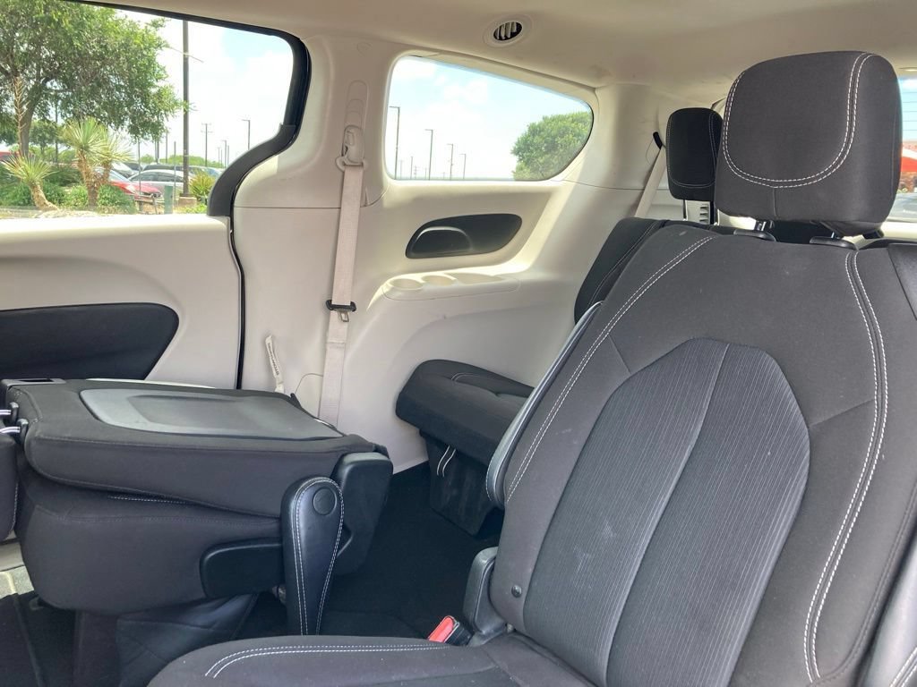 Used 2023 Chrysler Voyager LX FWD image 9