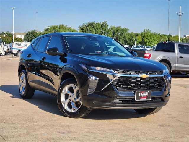 Used 2024 Chevrolet Trax LS w/ LS Convenience Package FWD image 2