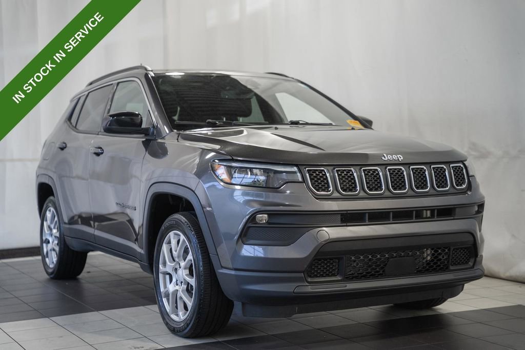 Used 2023 Jeep Compass Latitude w/ Sun and Sound Group AWD/4WD image 1