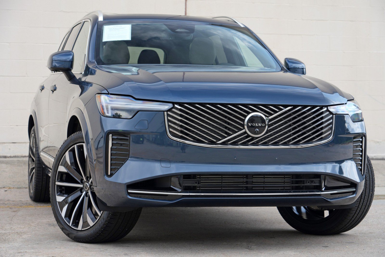 Used 2025 Volvo XC90 T8 Plus w/ Protection Package Premier AWD/4WD image 4