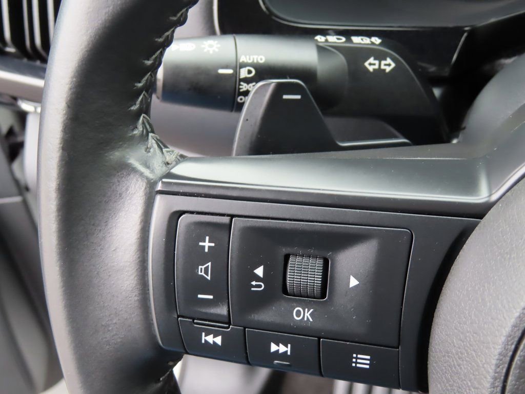Used 2025 Nissan Pathfinder SV image 19