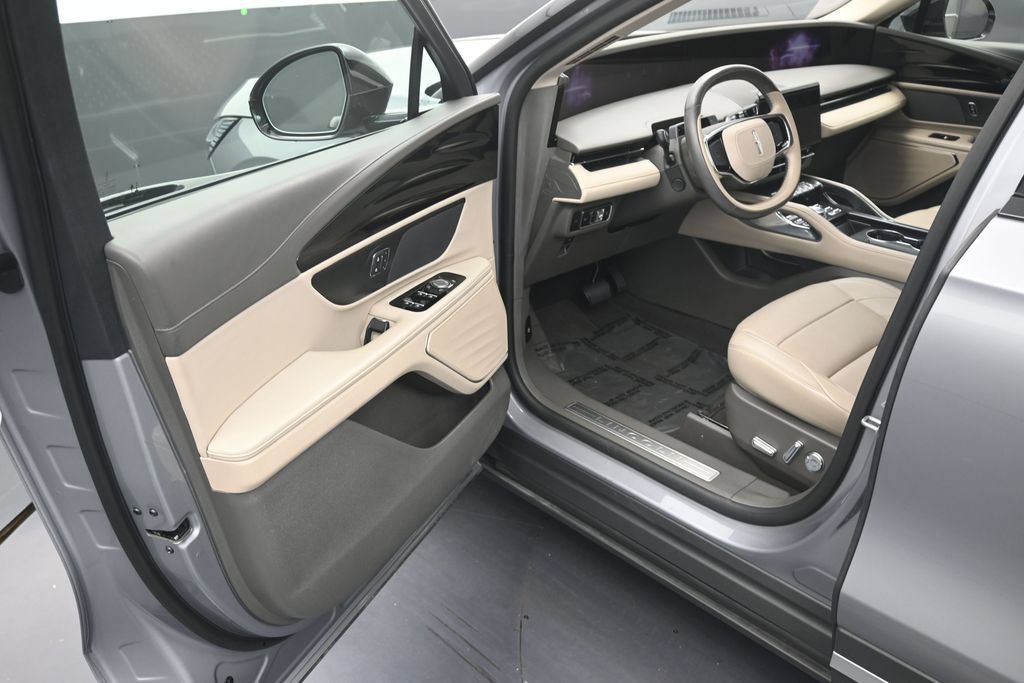 Used 2024 Lincoln Nautilus Premier AWD/4WD image 10