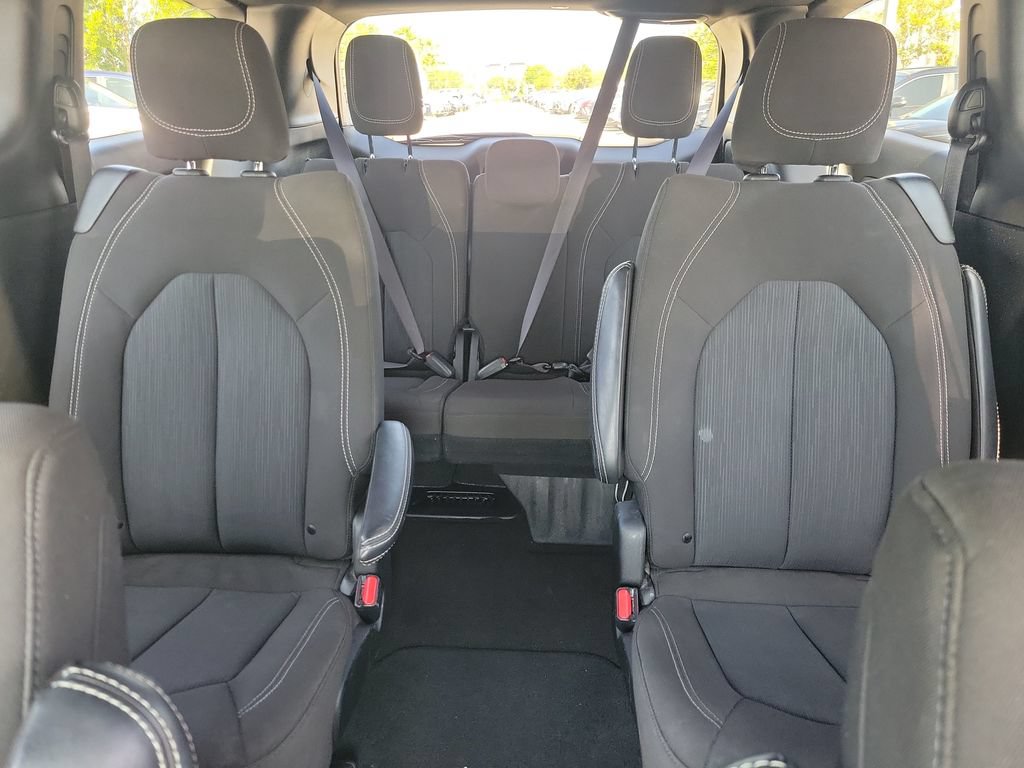 Used 2024 Chrysler Pacifica Touring FWD image 16