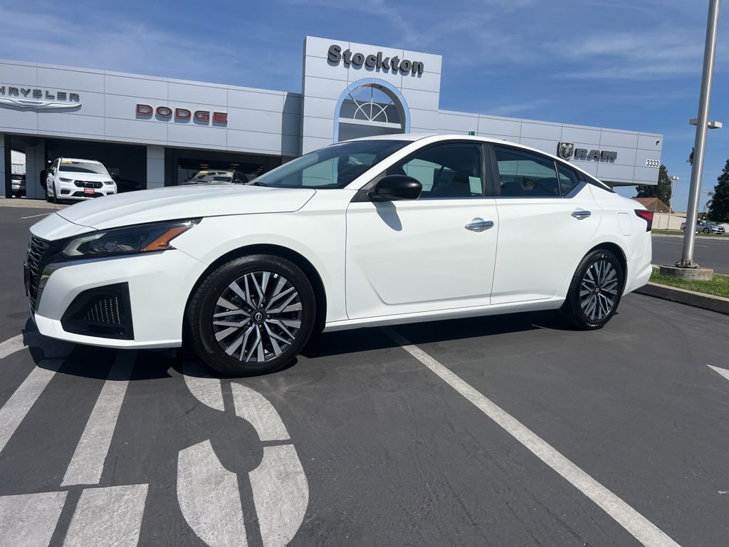 Used 2025 Nissan Altima 2.5 SV FWD image 2