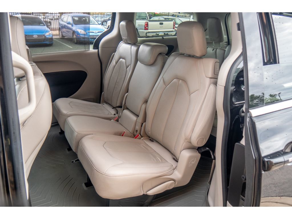 Used 2019 Chrysler Pacifica Touring-L image 16