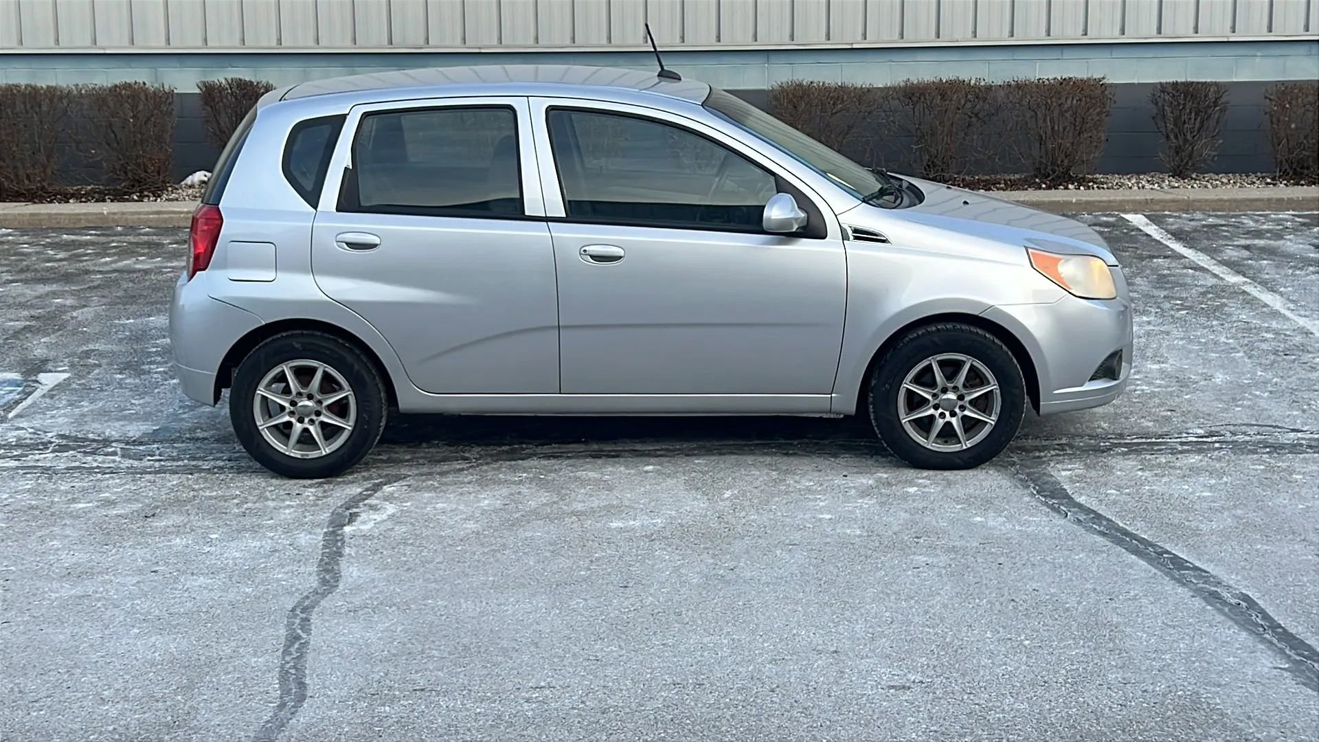Used 2009 Chevrolet Aveo5 LT w/ Power and Convenience Package FWD image 2
