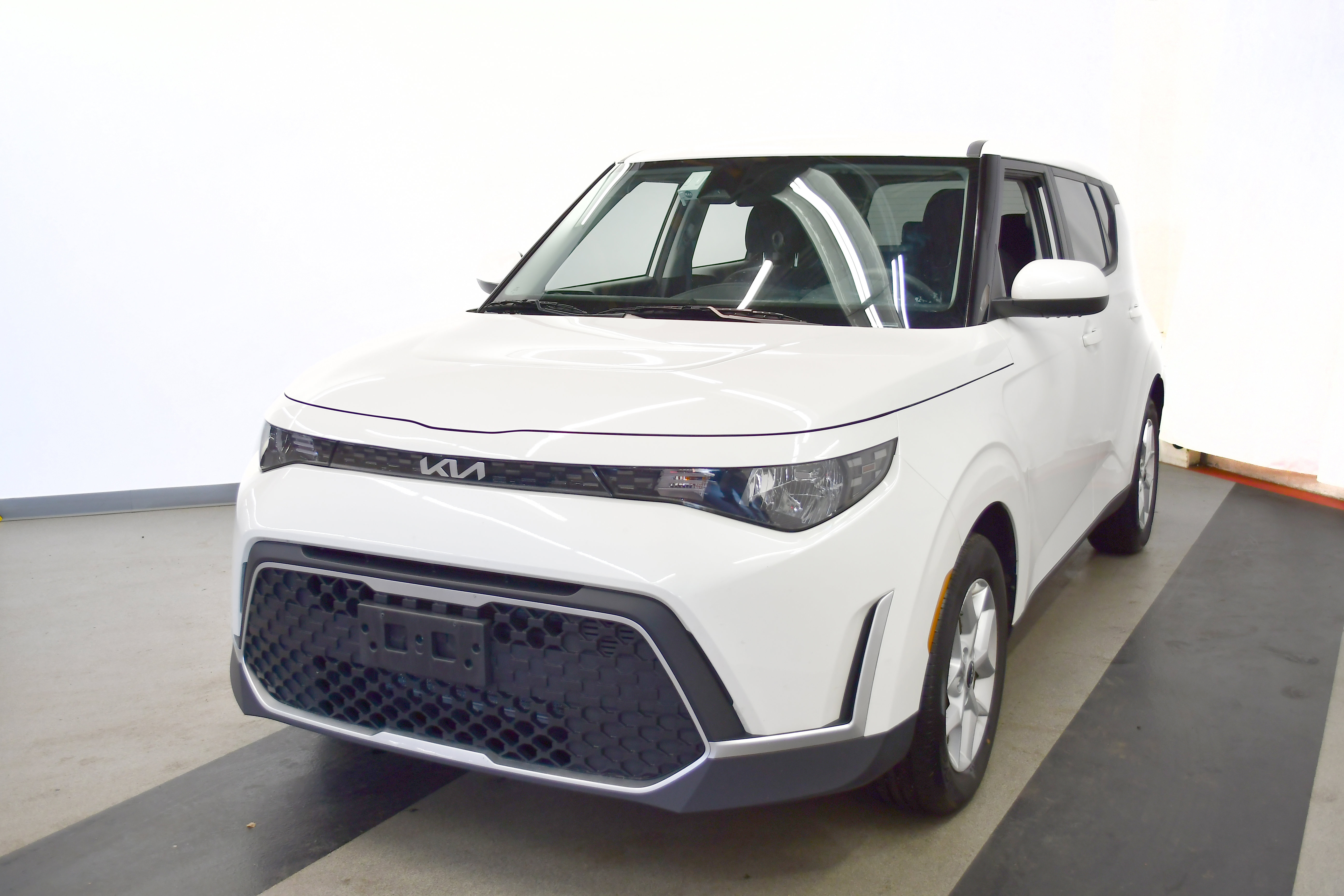Used 2025 Kia Soul LX w/ LX Technology Package FWD image 4