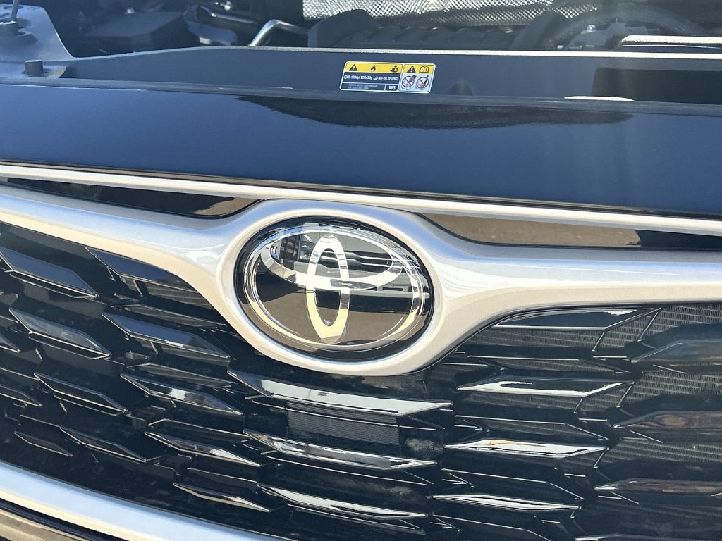 Used 2025 Toyota Highlander LE AWD/4WD image 34