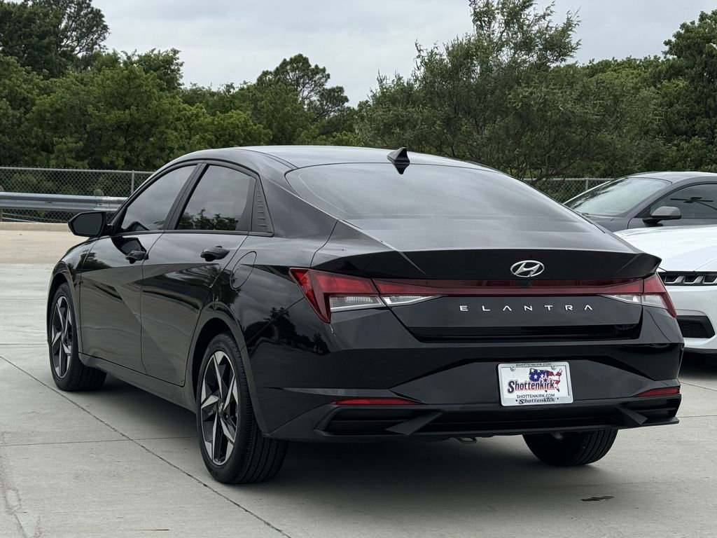 Used 2023 Hyundai Elantra SEL w/ Convenience Package FWD image 4