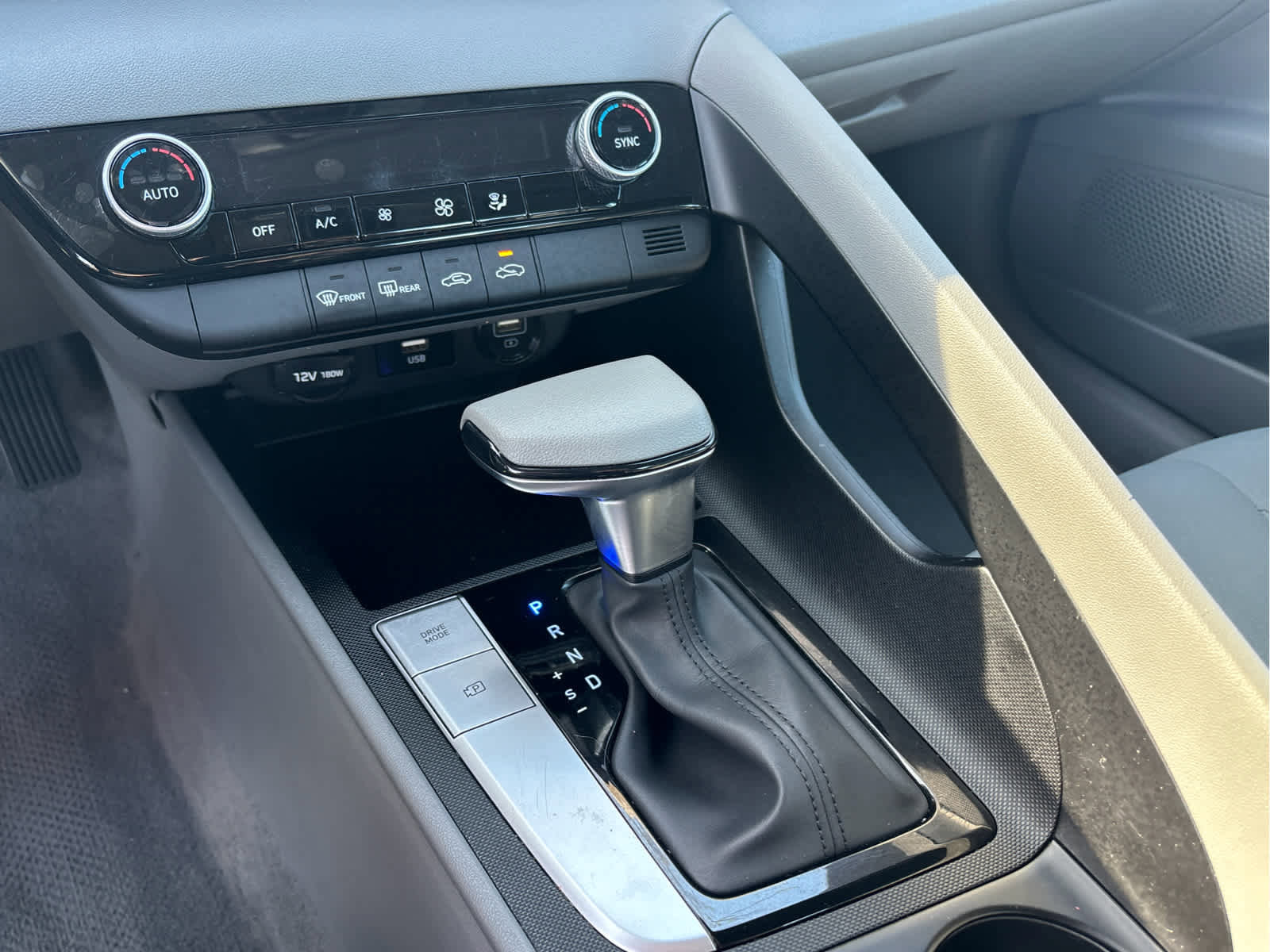 Used 2023 Hyundai Elantra SEL image 13