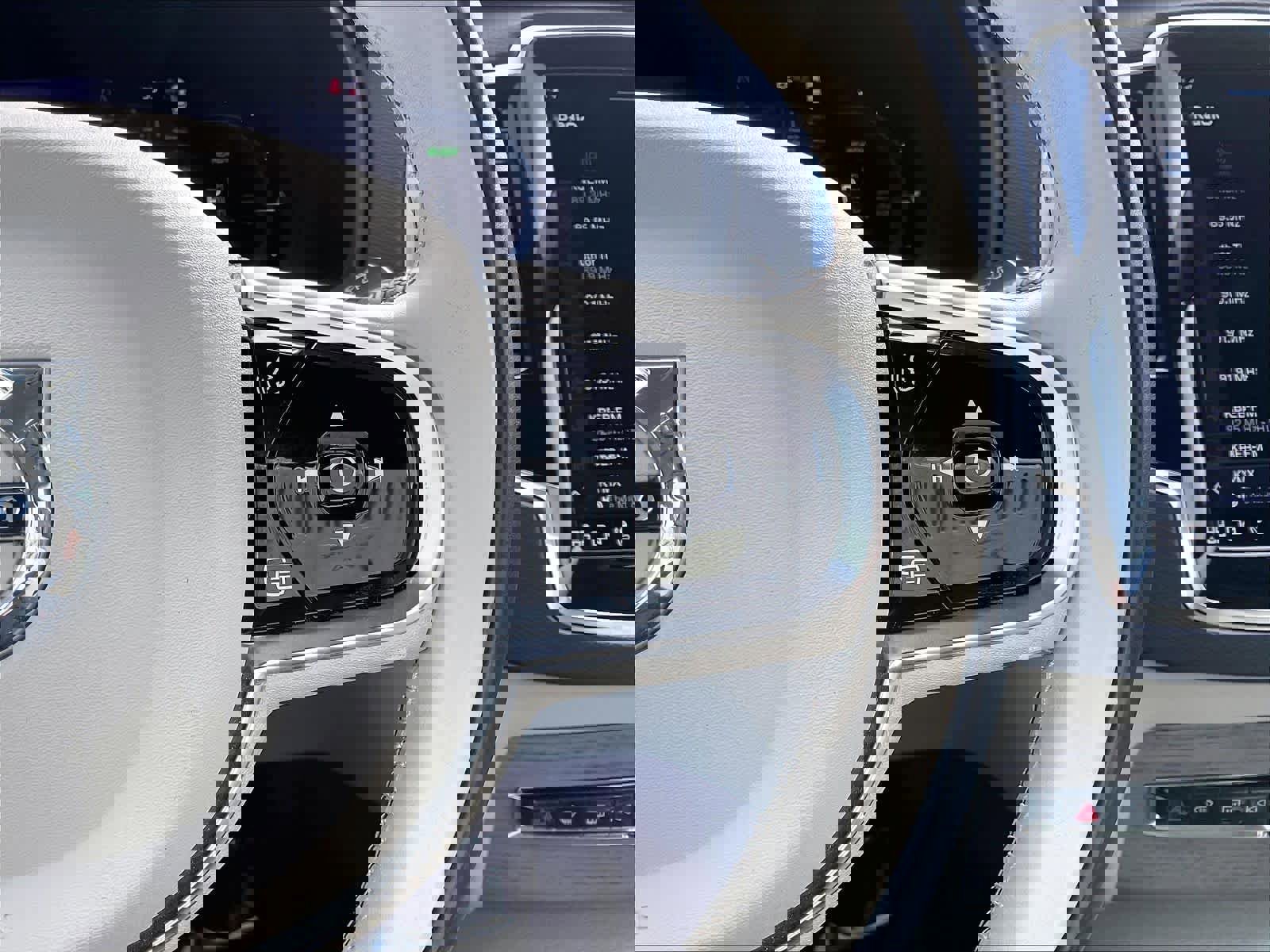 Used 2023 Volvo XC90 T8 Plus w/ Protection Package Premier image 22