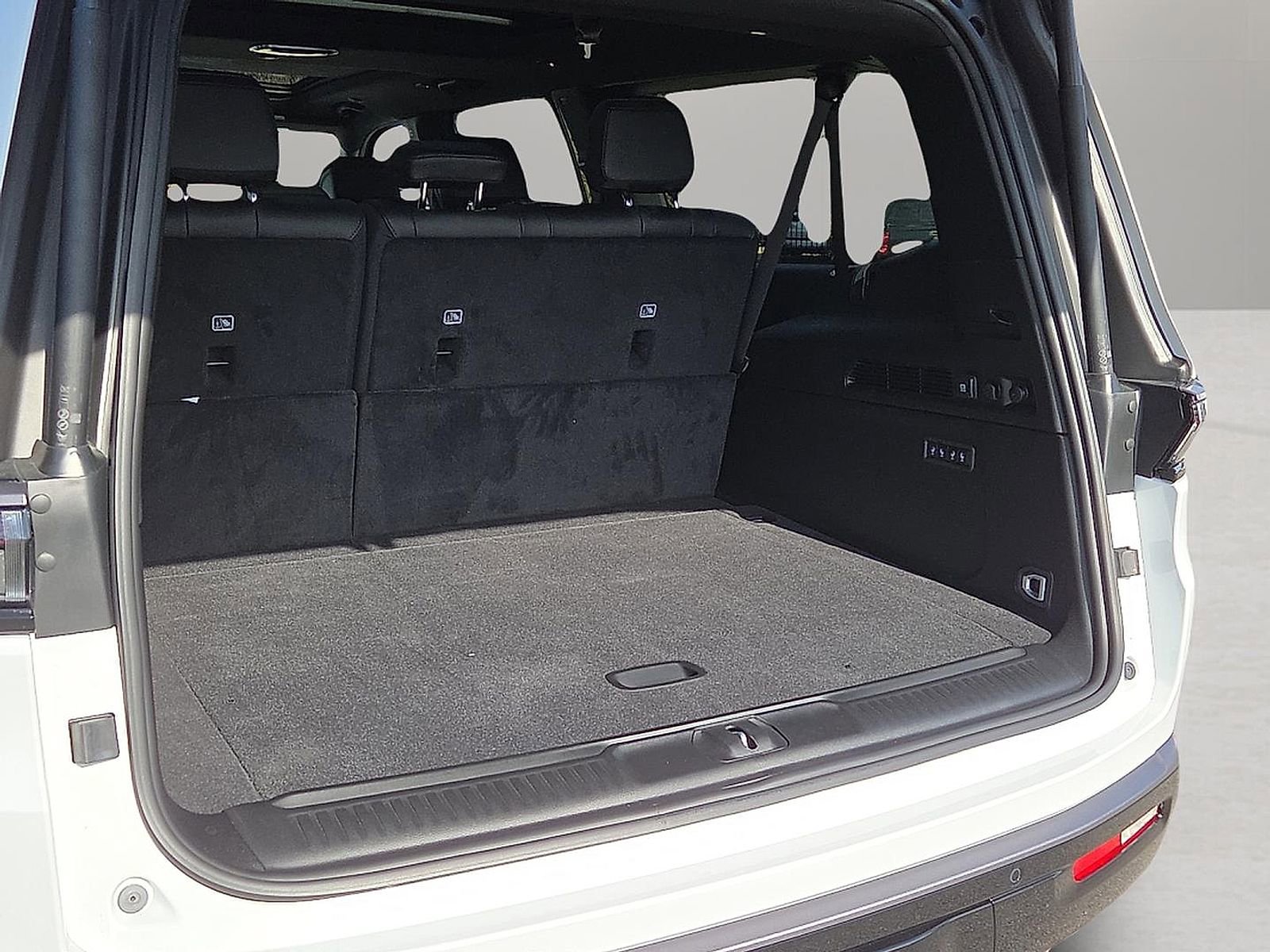 New 2026 Jeep Grand Wagoneer L Limited AWD/4WD image 8