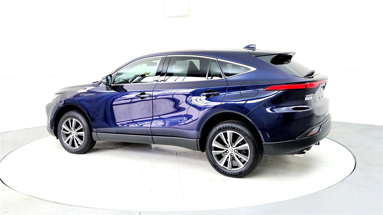 Certified 2023 Toyota Venza LE AWD/4WD image 4