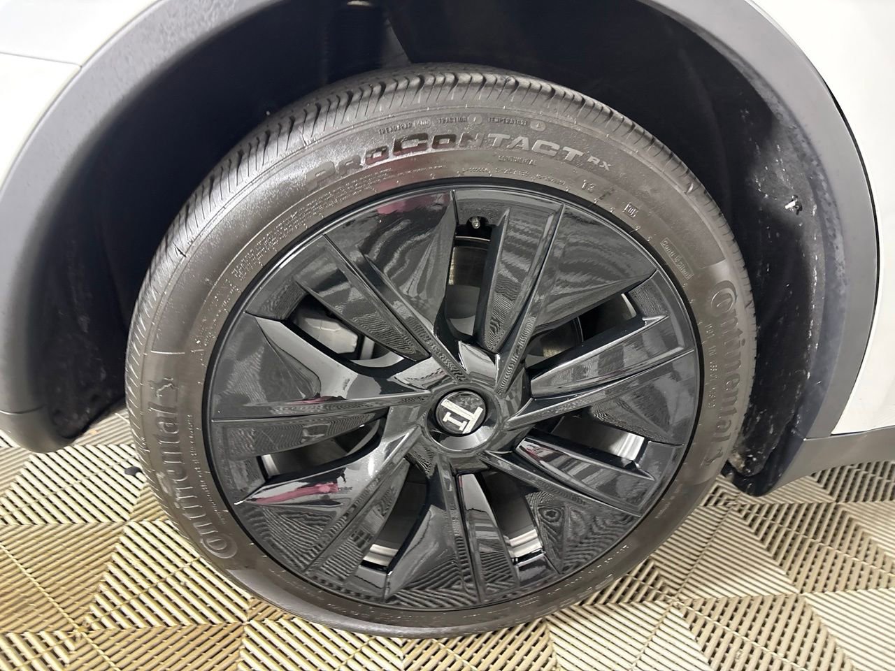 Used 2024 Tesla Model Y 2WD image 25