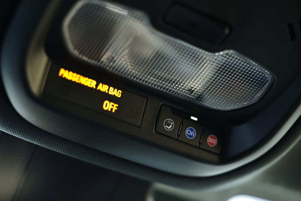 Used 2025 Chevrolet Trax RS w/ Sunroof Package FWD image 40