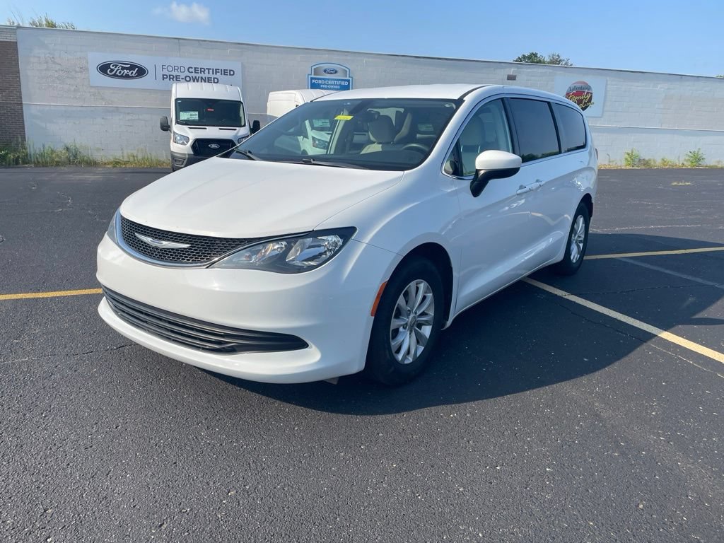 Used 2017 Chrysler Pacifica Touring w/ Tire & Wheel Group FWD image 1