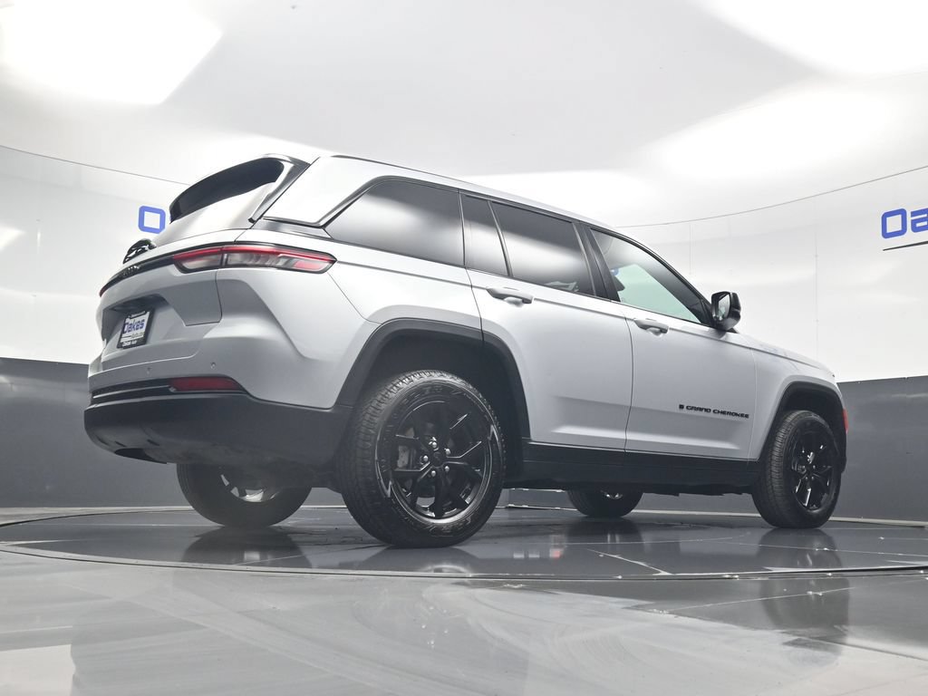 Used 2024 Jeep Grand Cherokee Altitude RWD image 42