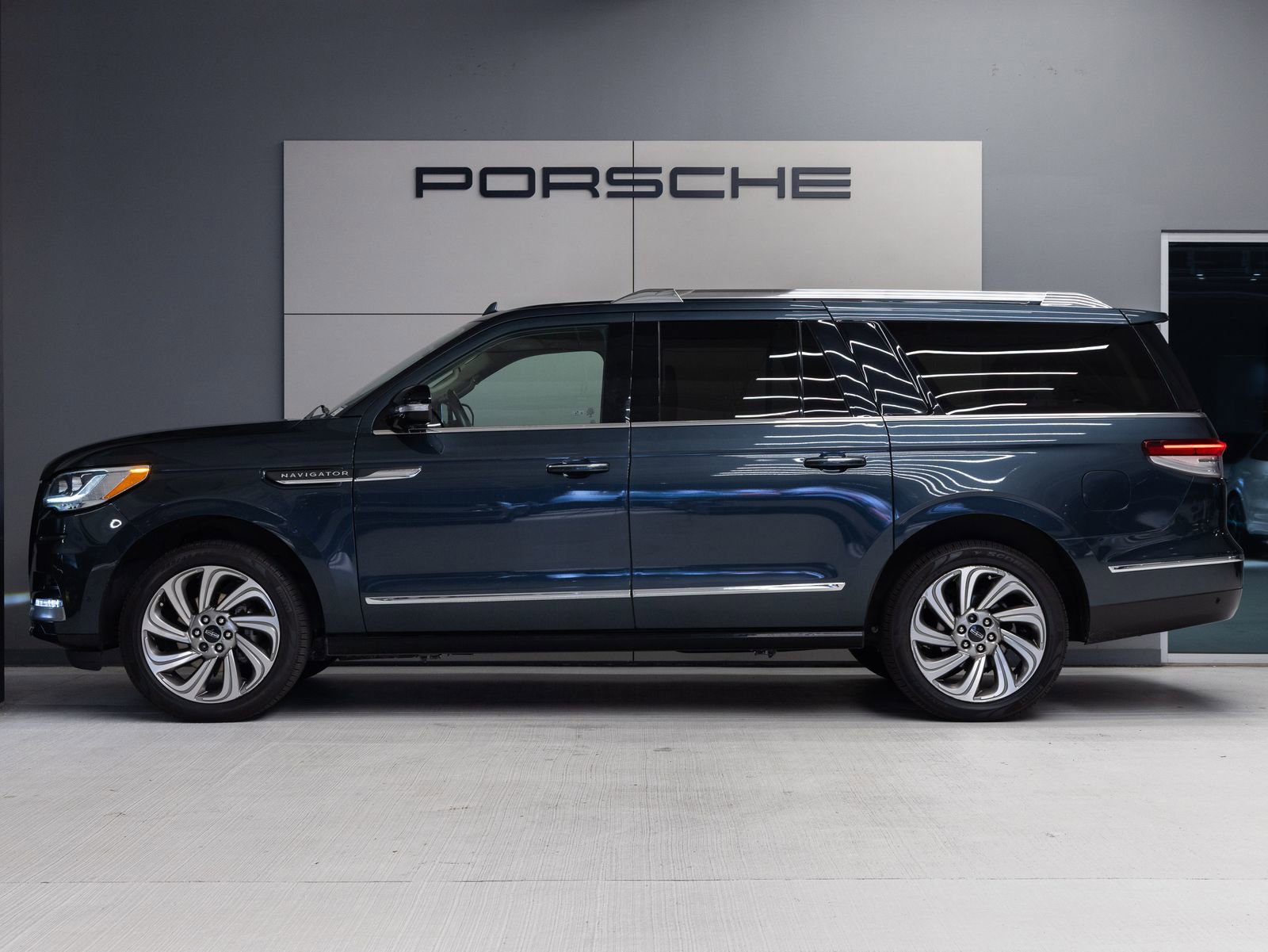 Used 2022 Lincoln Navigator L Reserve AWD/4WD image 2
