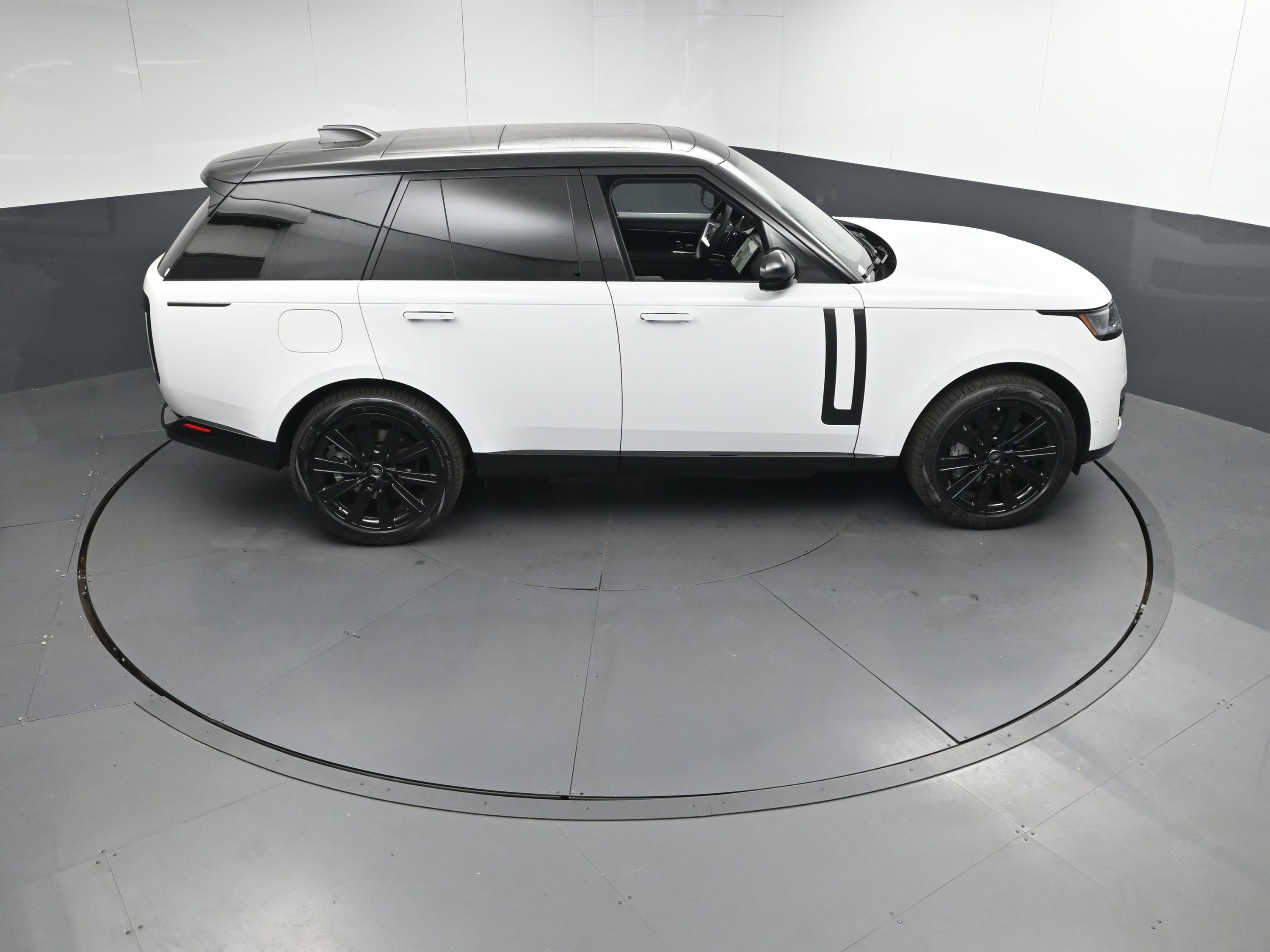 New 2025 Land Rover Range Rover SE image 34