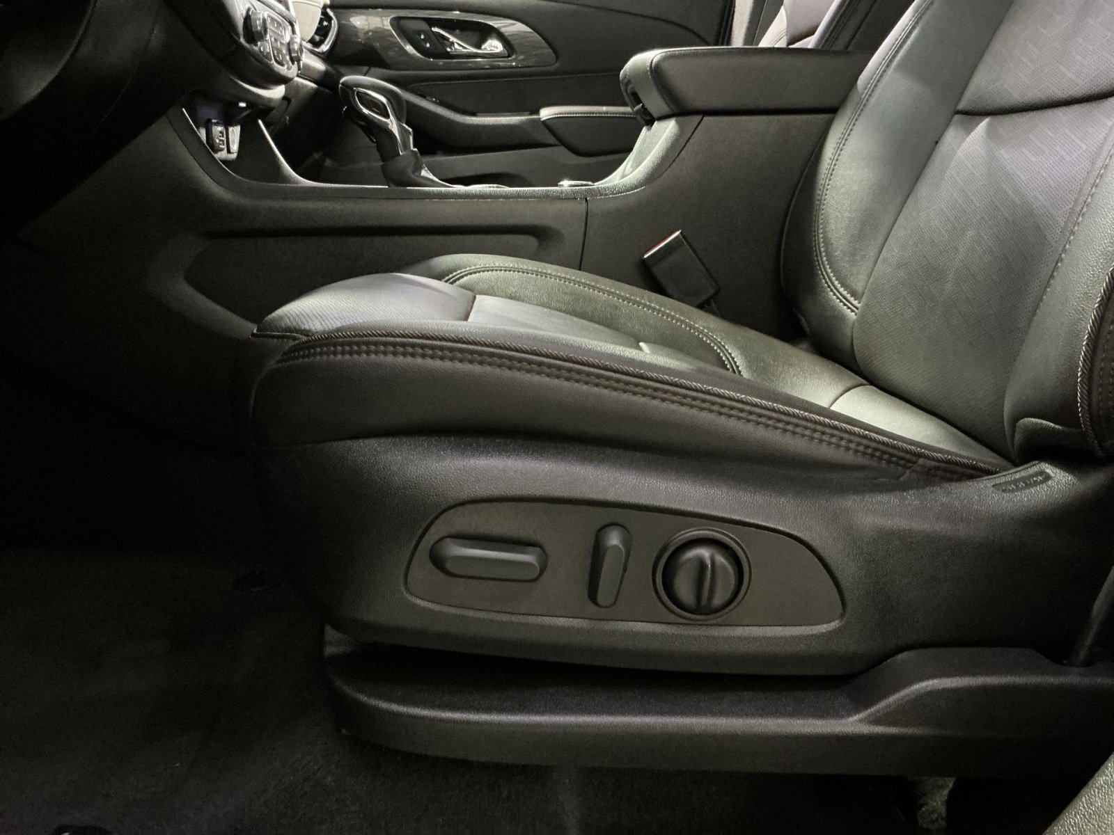 Used 2023 Chevrolet Traverse High Country image 22