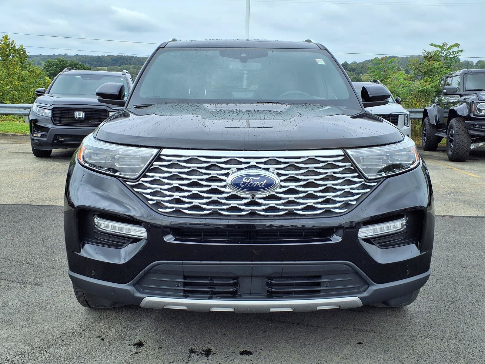Used 2023 Ford Explorer Platinum w/ Technology Package AWD/4WD image 2