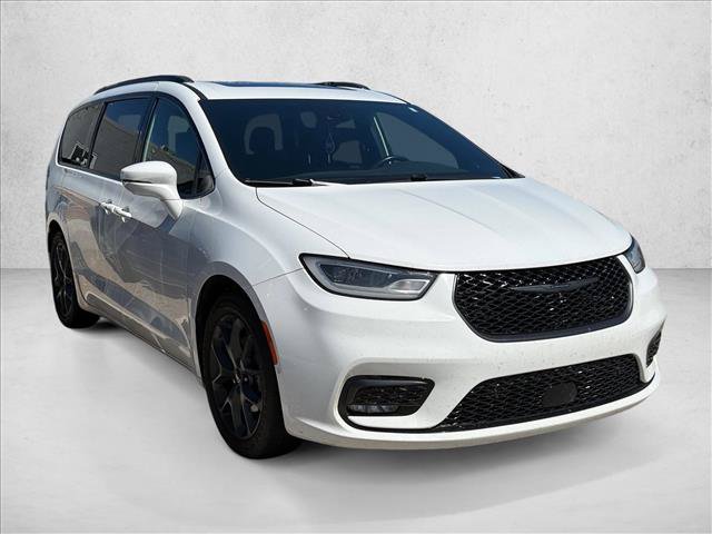 Used 2021 Chrysler Pacifica Touring-L w/ Uconnect Theater Family Group FWD image 3