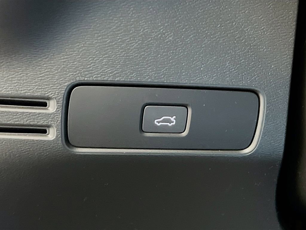 Used 2023 Volvo XC40 Recharge Core image 10