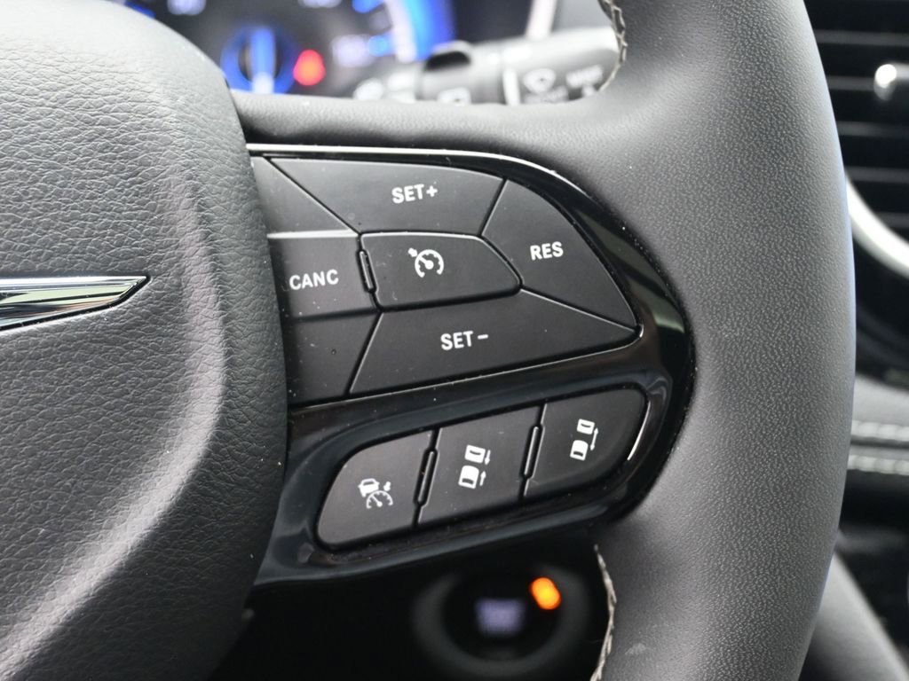 Used 2025 Chrysler Pacifica Limited image 13