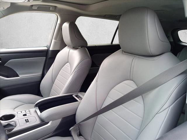 Used 2024 Toyota Highlander XLE FWD image 10