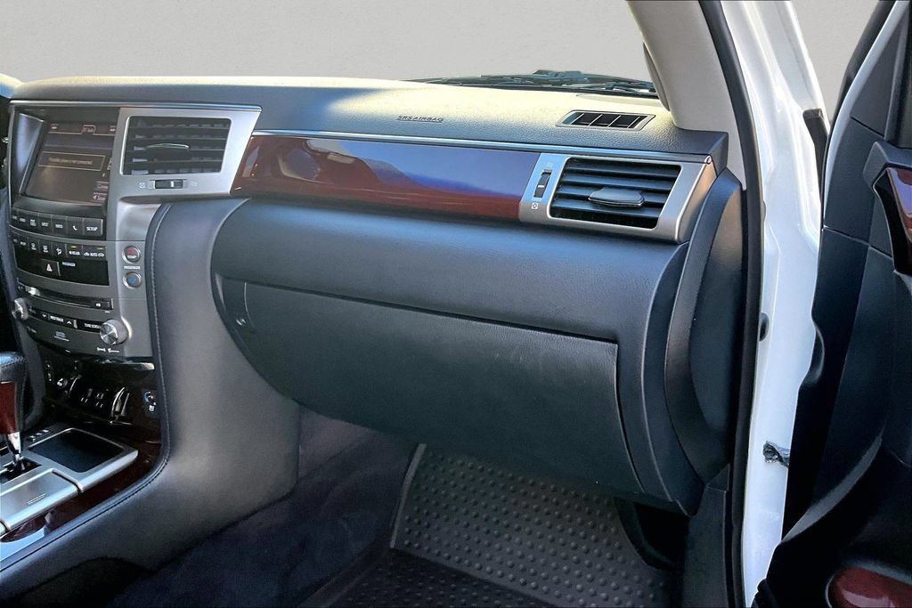 Used 2013 Lexus LX 570 4WD w/ Luxury Pkg image 27