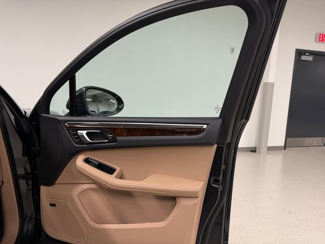 Certified 2023 Porsche Macan AWD/4WD image 33