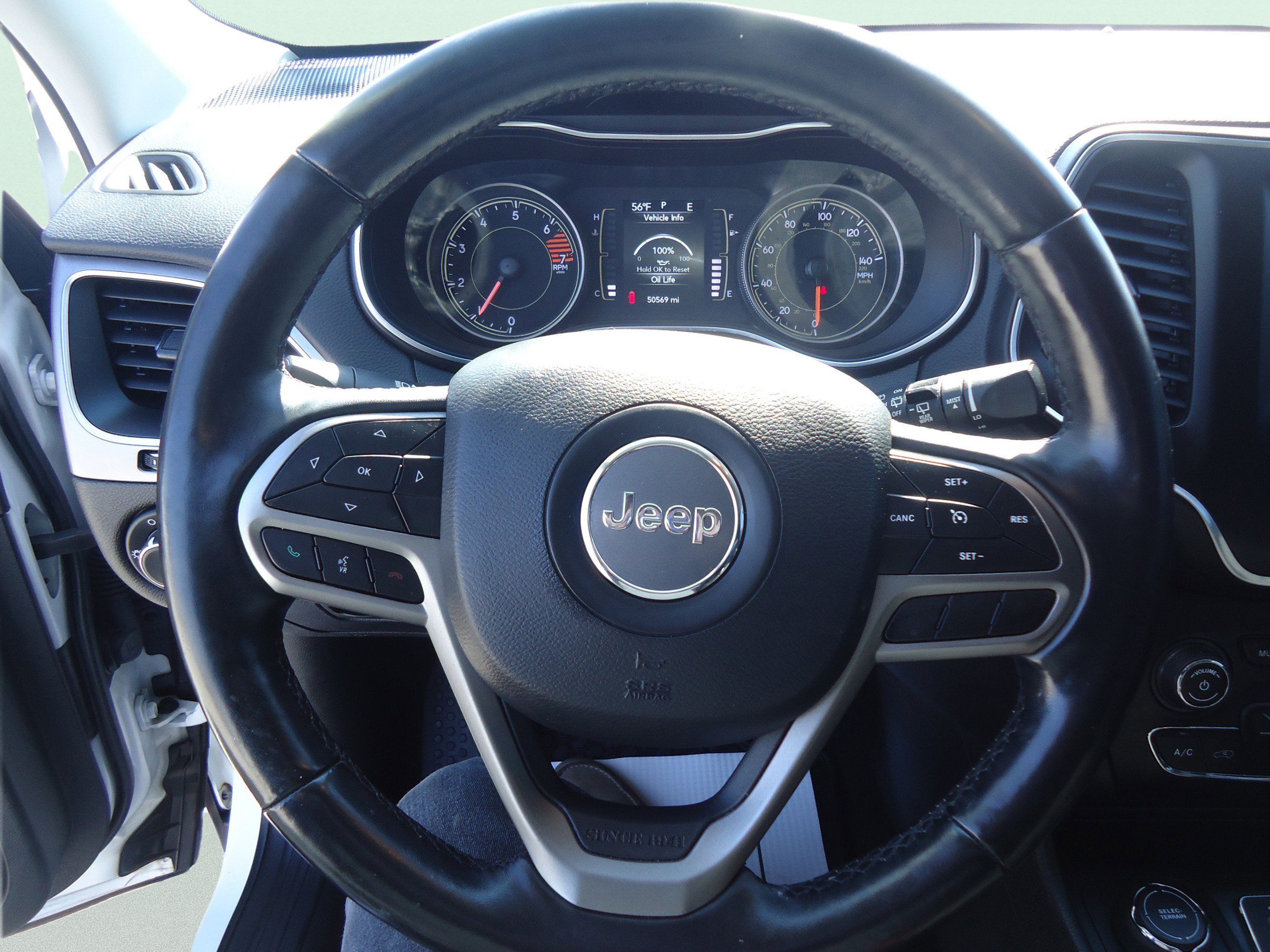 Used 2020 Jeep Cherokee Latitude Plus w/ Cold Weather Group AWD/4WD image 13