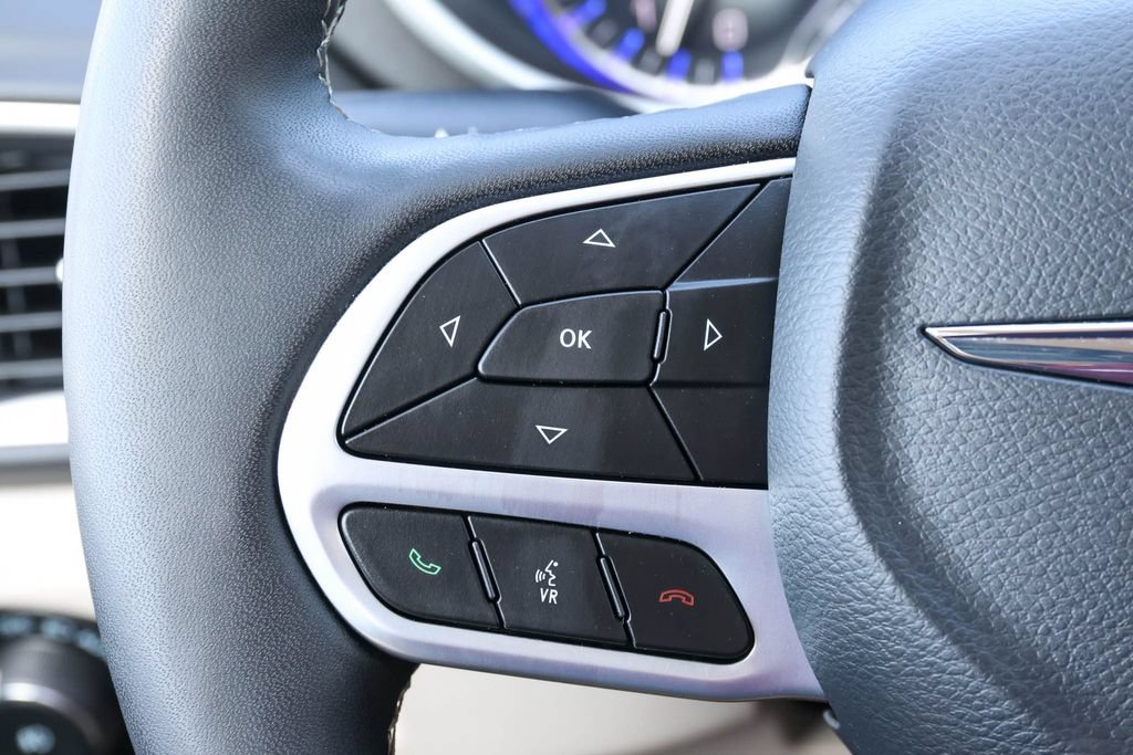 Used 2024 Chrysler Pacifica Touring-L FWD image 22