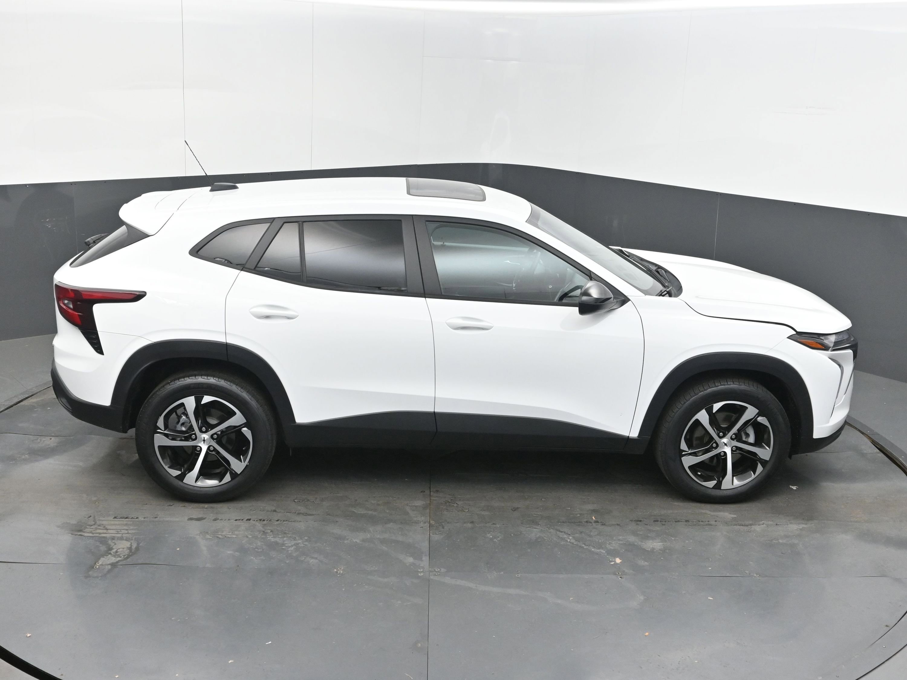 Used 2024 Chevrolet Trax RS w/ Sunroof Package image 38