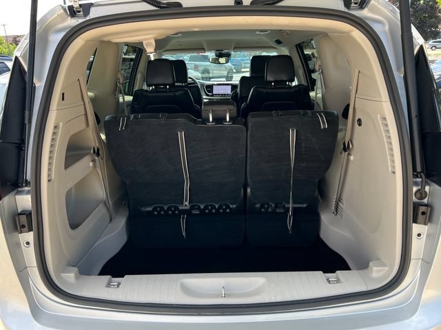 Used 2023 Chrysler Pacifica Touring-L FWD image 37