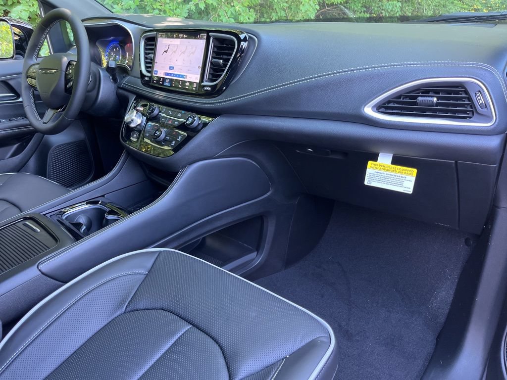 New 2027 Chrysler Pacifica Limited FWD image 42