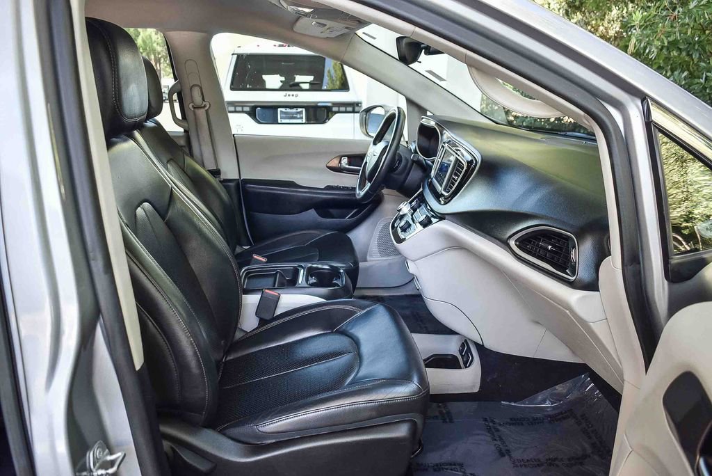 Used 2018 Chrysler Pacifica Touring-L image 16