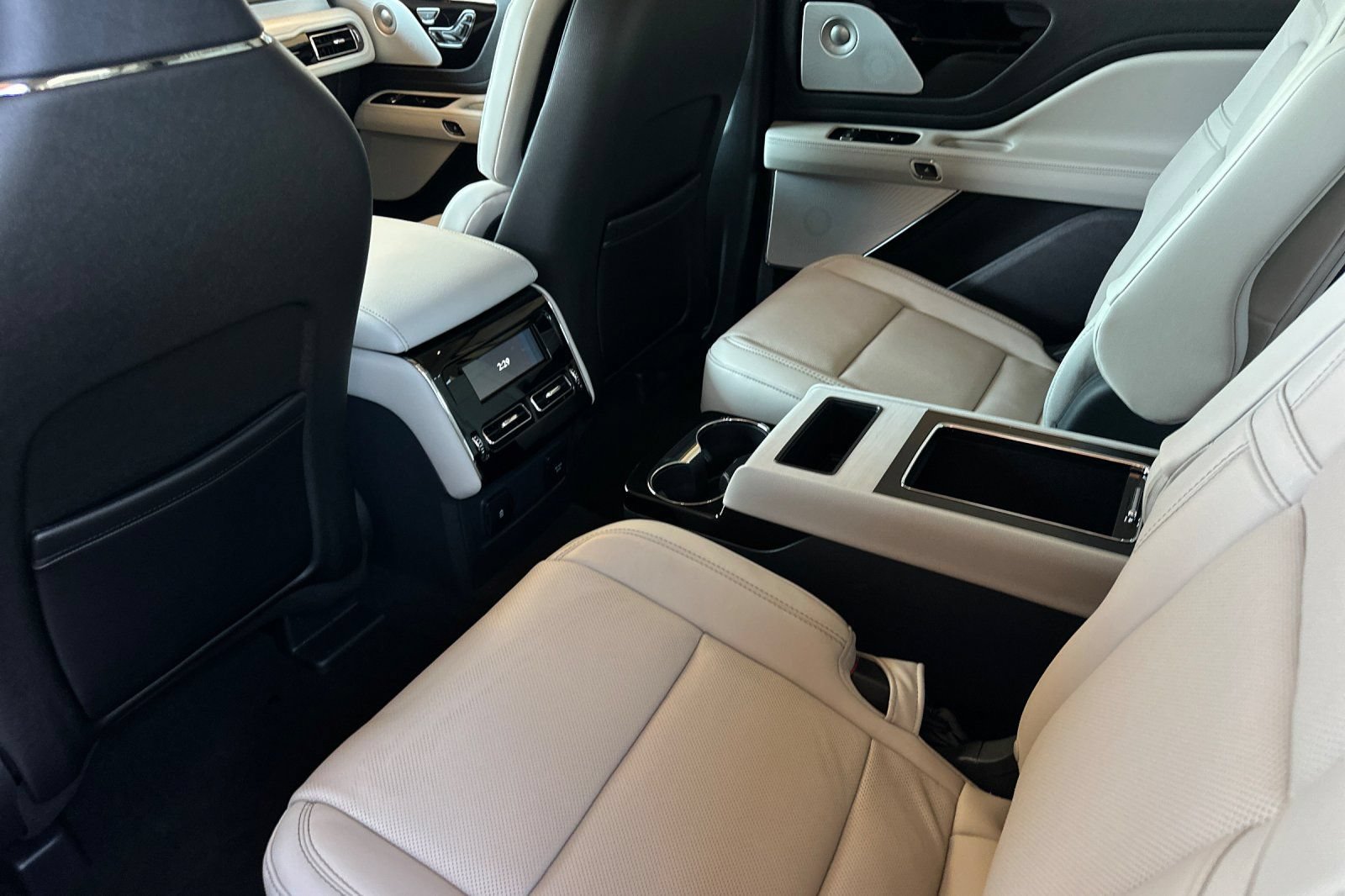 New 2026 Lincoln Aviator Reserve w/ Luxury Package RWD image 11
