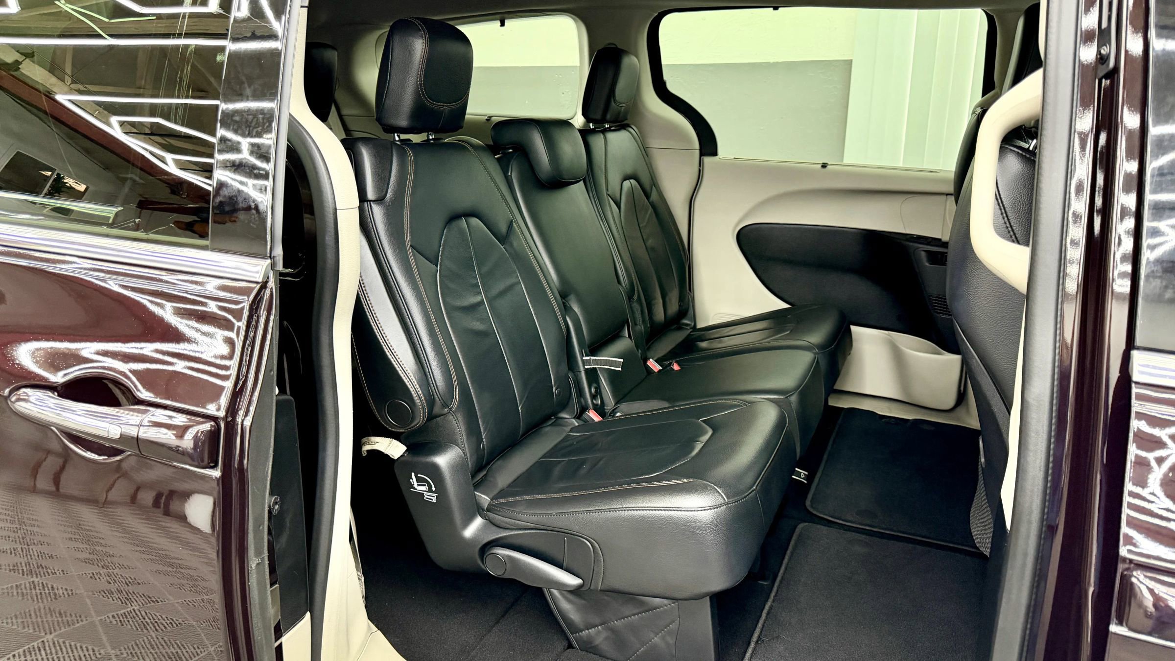 Used 2017 Chrysler Pacifica Touring-L image 10