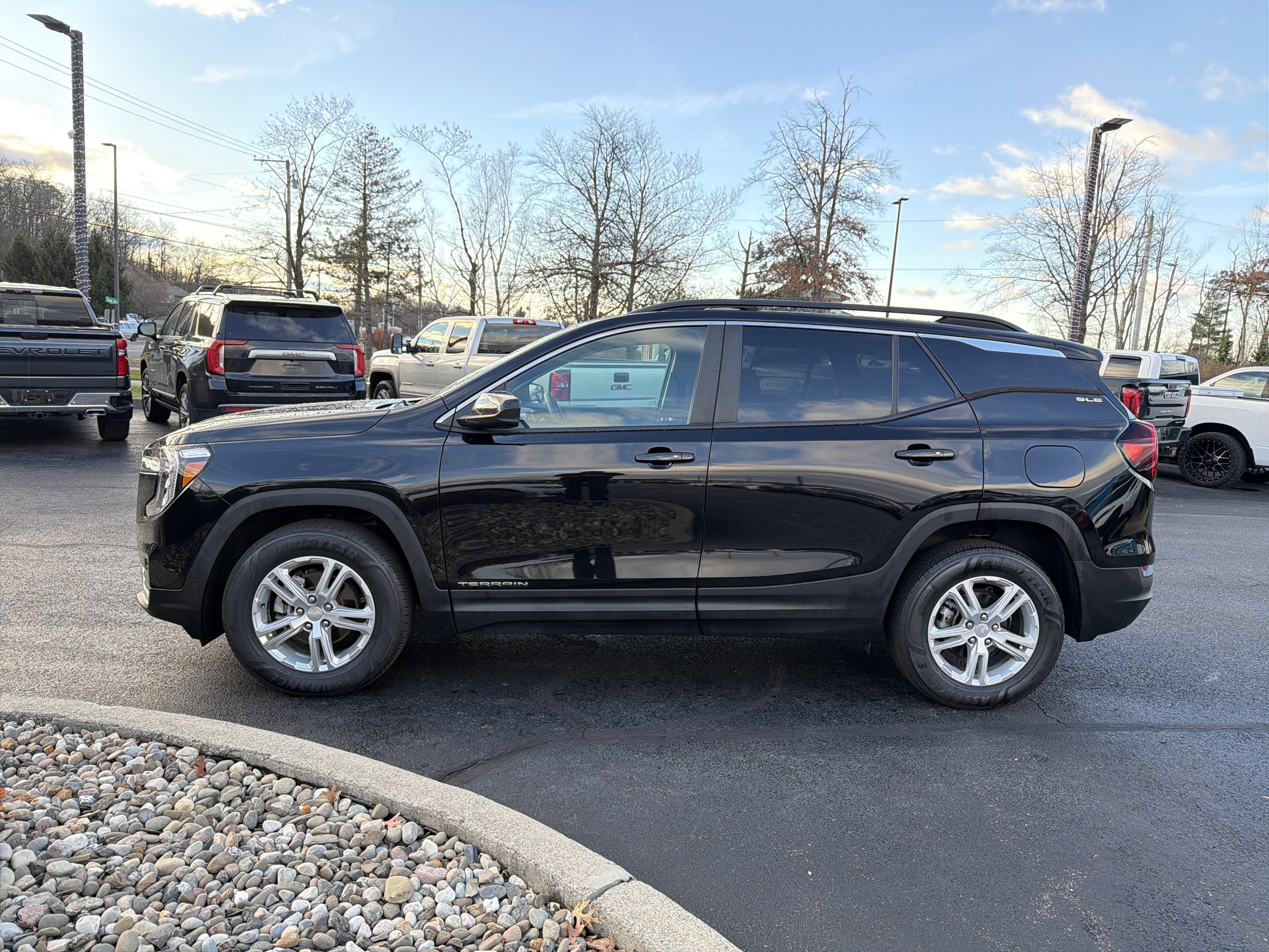 Used 2022 GMC Terrain SLE w/ Driver Convenience Package image 9