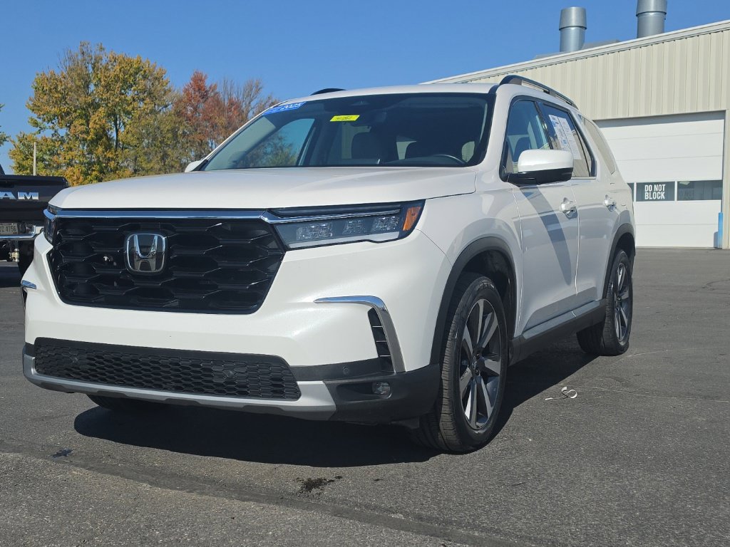 Certified 2025 Honda Pilot Touring image 3