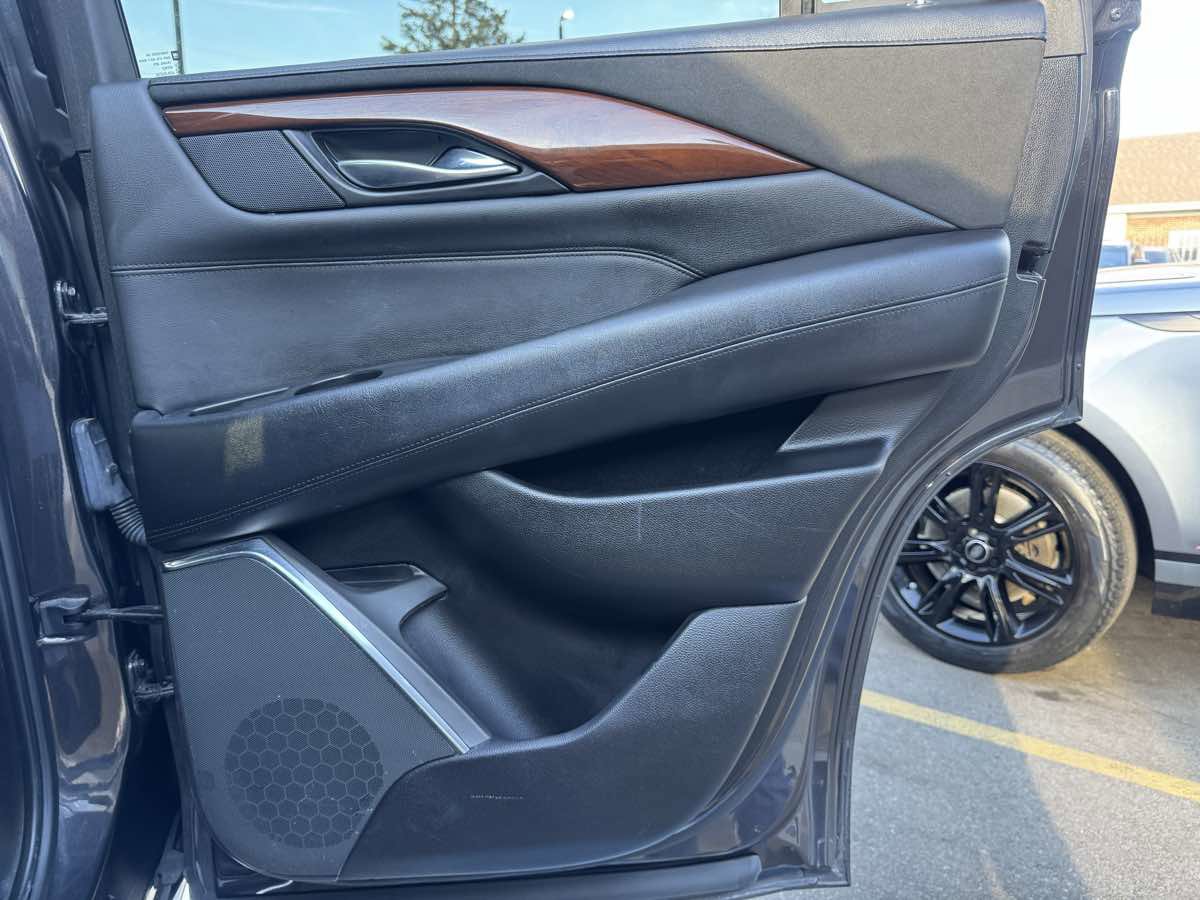 Used 2018 Cadillac Escalade Premium Luxury image 39