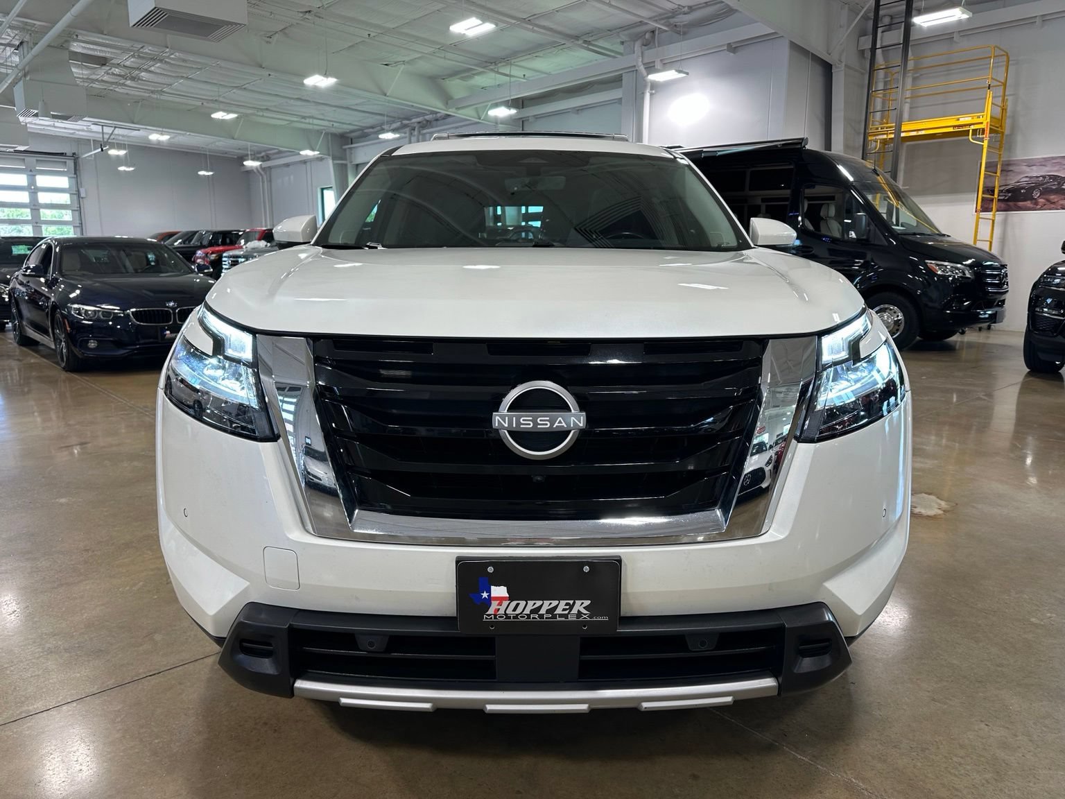 Used 2024 Nissan Pathfinder SL w/ SL Premium Package FWD image 2