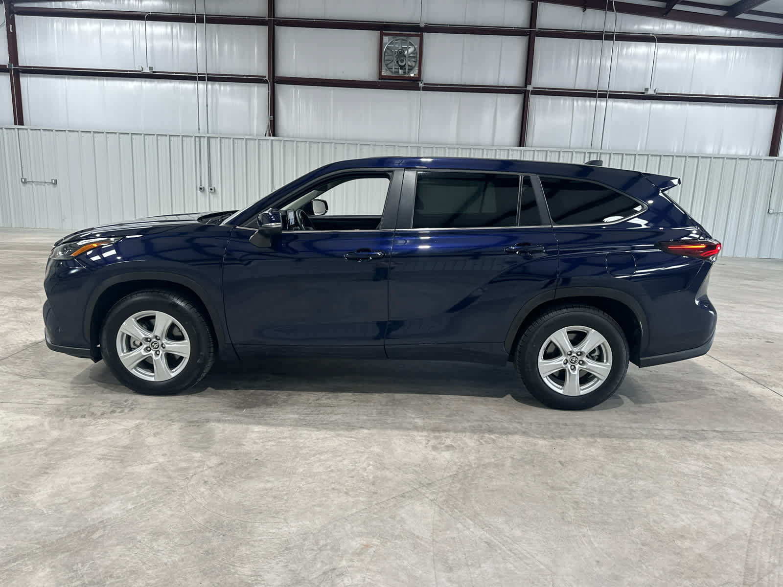 Used 2025 Toyota Highlander LE FWD image 2