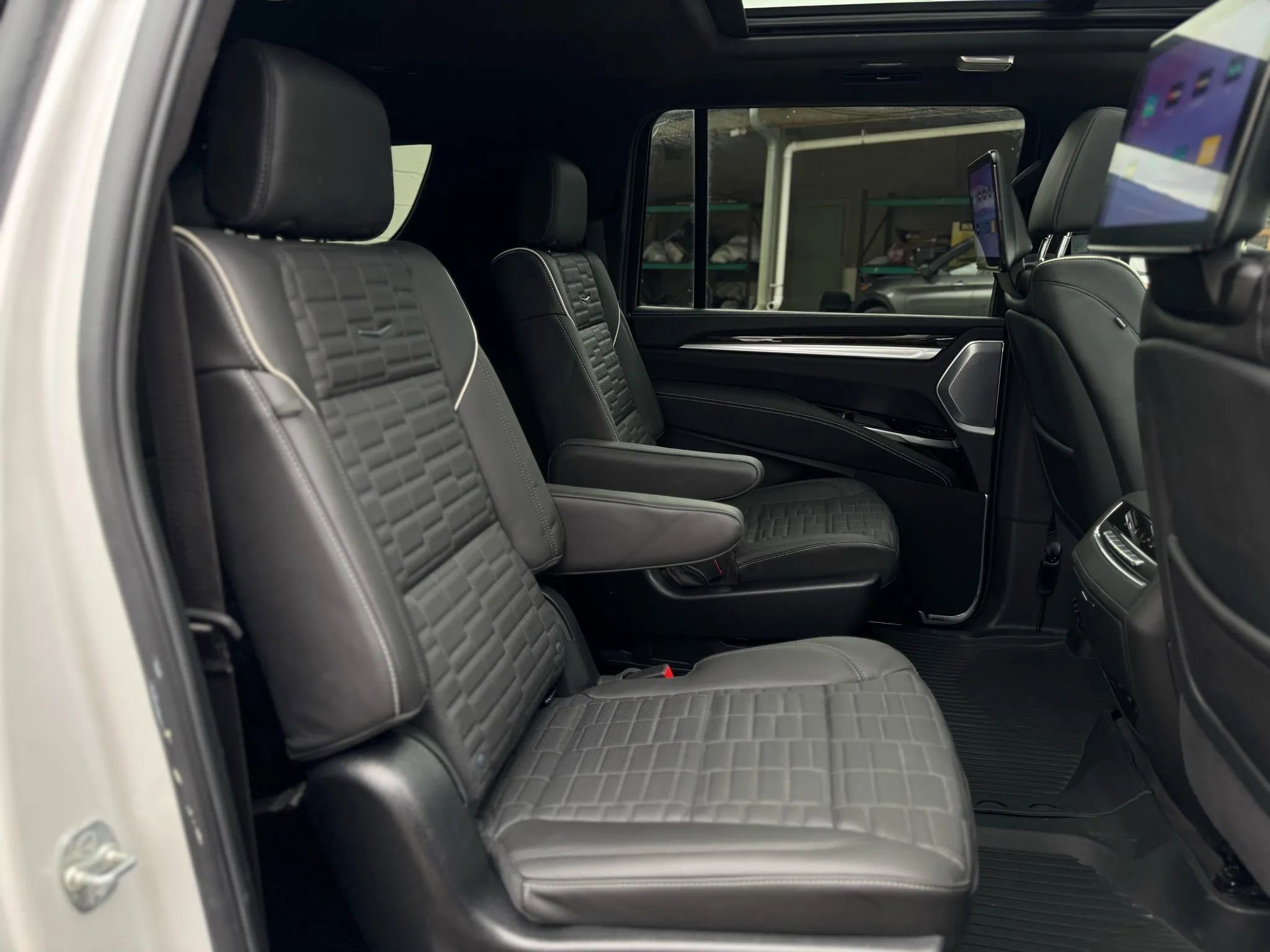 Used 2025 Cadillac Escalade ESV Sport Platinum w/ LPO, Floor Liner Package AWD/4WD image 39