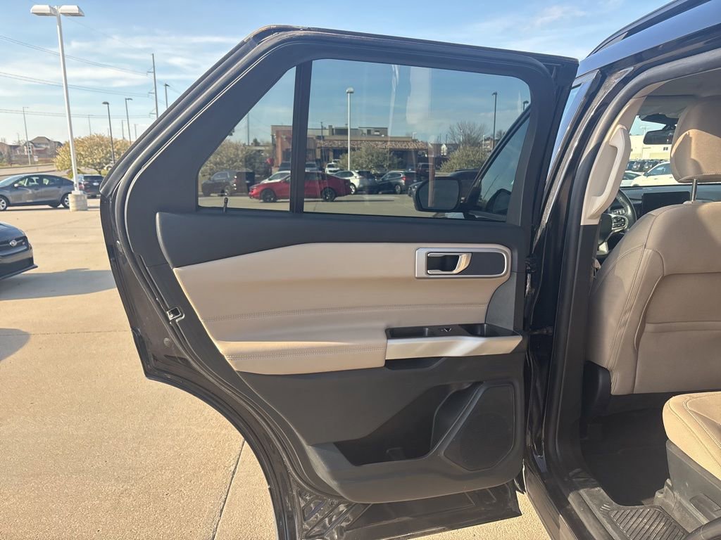 Used 2021 Ford Explorer XLT image 35
